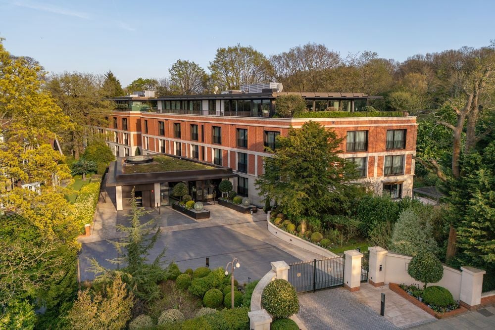 Ariana Grandes Wicked-Era London Penthouse